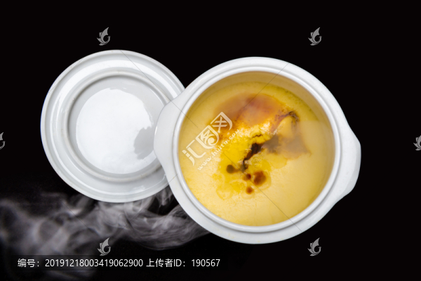 黑背景下陶瓷燉盅里的雞蛋糕美食