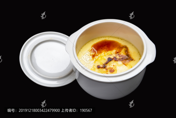 黑背景下陶瓷燉盅里的雞蛋糕美食