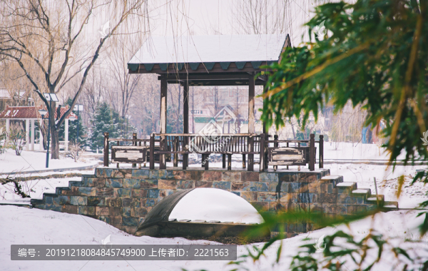雪地里橋上的棚子