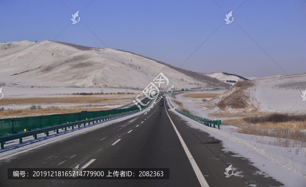 雪后的呼倫貝爾高速路