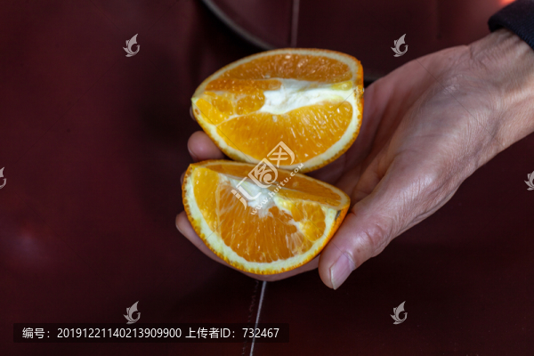 手拿新鮮的水果橙子