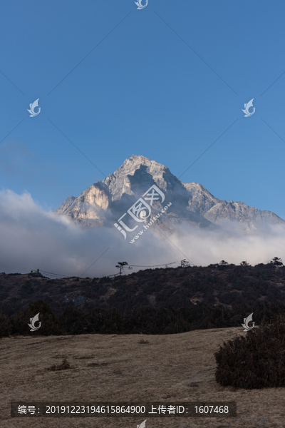 云中的高山