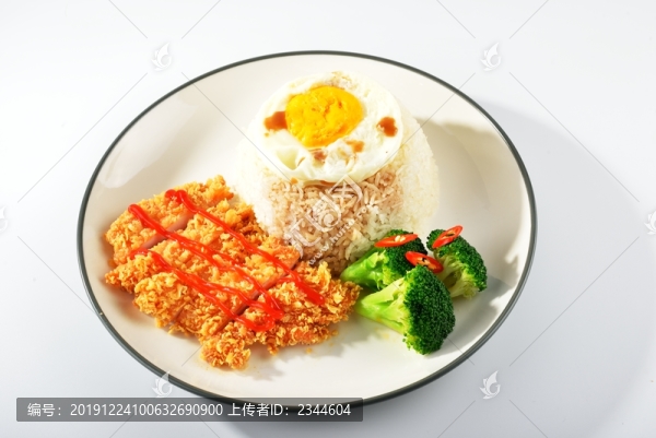 裝在圓瓷盤里的炸雞排套餐