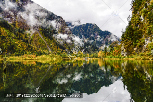 高山倒影