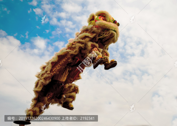 高空騰躍的舞獅者