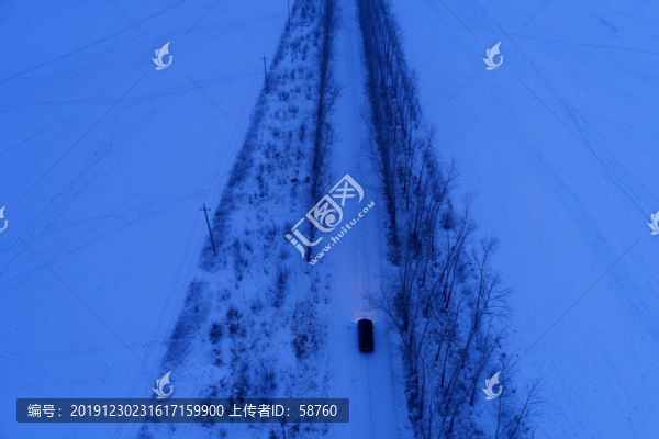 越野車在雪原夜路上行駛