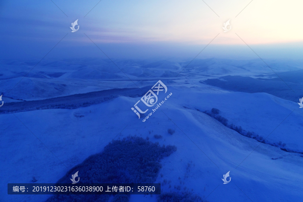 雪原山地晨光