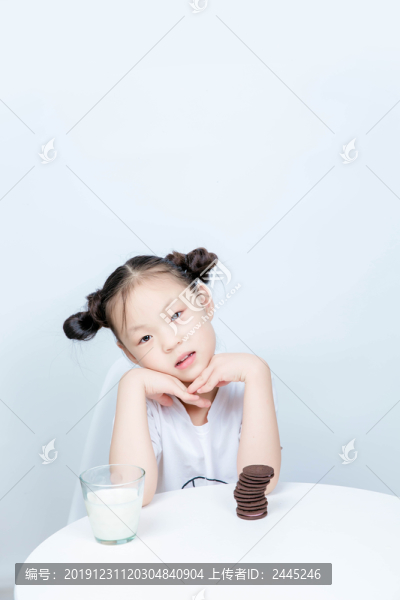 吃餅干的小女孩