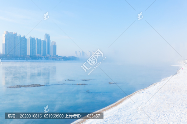 吉林松花江上的霧和雪景高樓