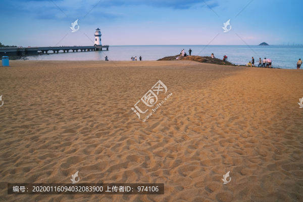 珠海市海邊的燈塔和海岸線風(fēng)光