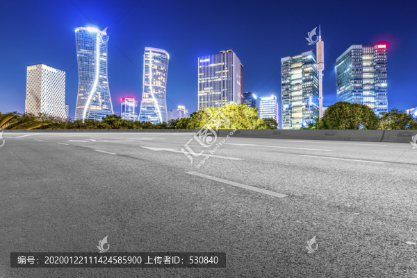 道路地面和現(xiàn)代建筑夜景