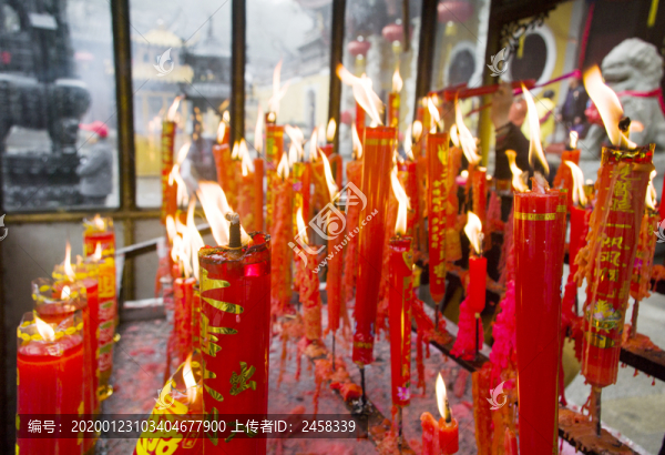 點(diǎn)燃的紅燭