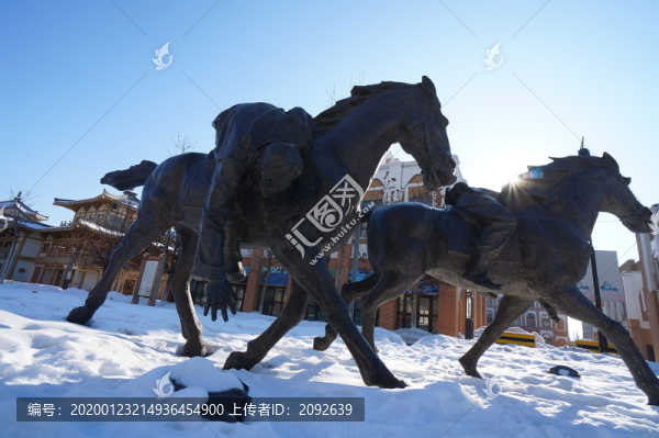 民族風(fēng)情雕塑草原馬背叼羊