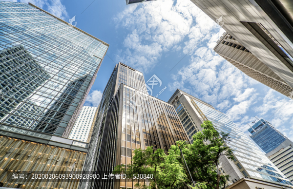 仰拍現(xiàn)代建筑商業(yè)地產(chǎn)