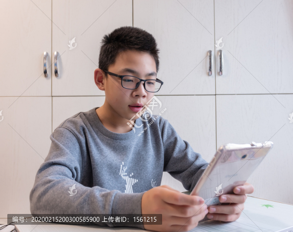 學(xué)生使用平板電腦在線學(xué)習(xí)