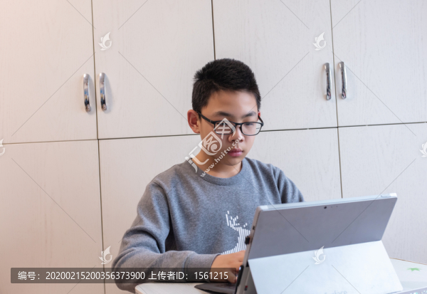 學(xué)生使用平板電腦在線學(xué)習(xí)
