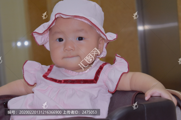 正在思考中的小寶寶