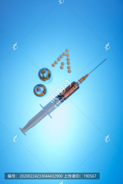 一只吸滿藥水的注射器和兩瓶針劑