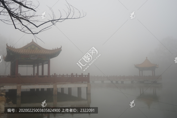 霧霾下的湖面建筑