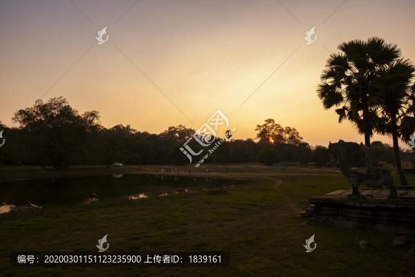 柬埔寨吳哥寺門前日落