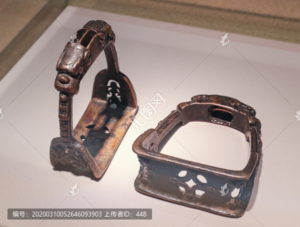 明代銅龍首馬鐙