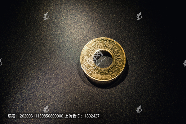 宋代蟠螭紋水晶璧