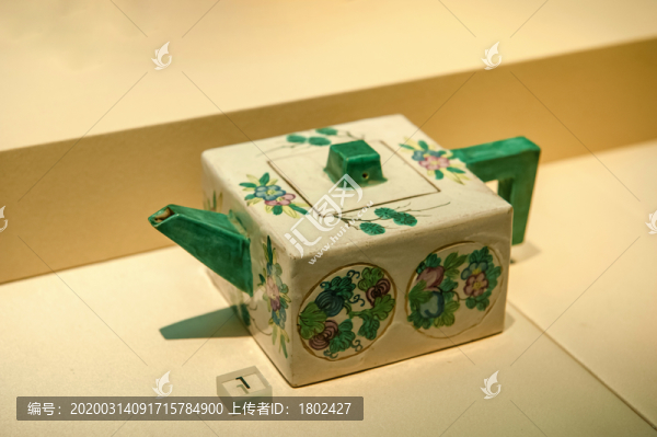 清代五彩釉紫砂方壺