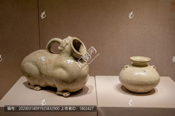 青瓷虎子和盤口壺
