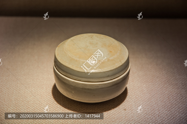 白釉蓋盒
