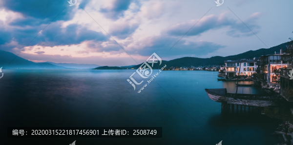 傍晚湖面