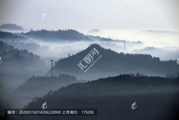 縣河馬鞍山云霧四