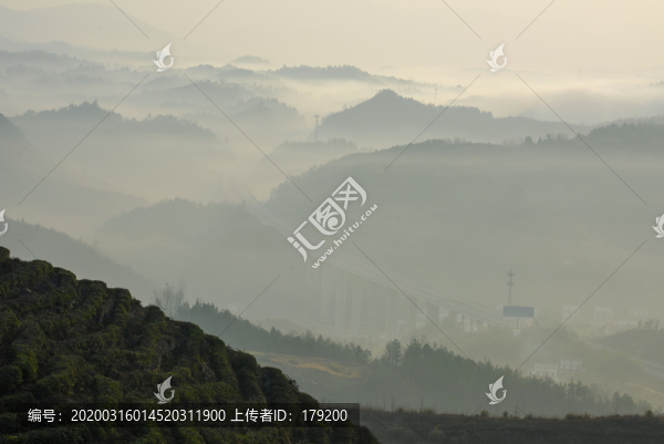 縣河馬鞍山云霧四