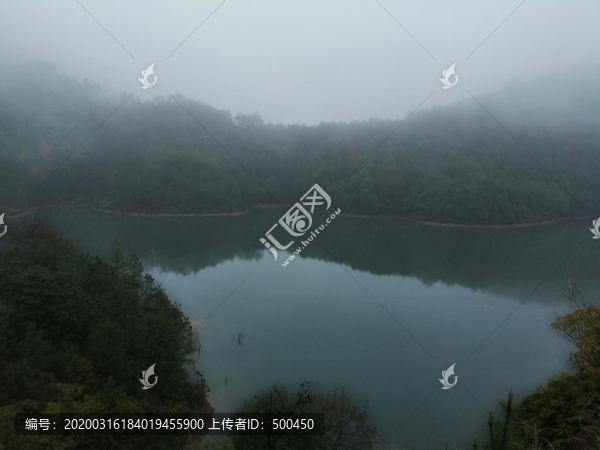 水庫(kù)清晨