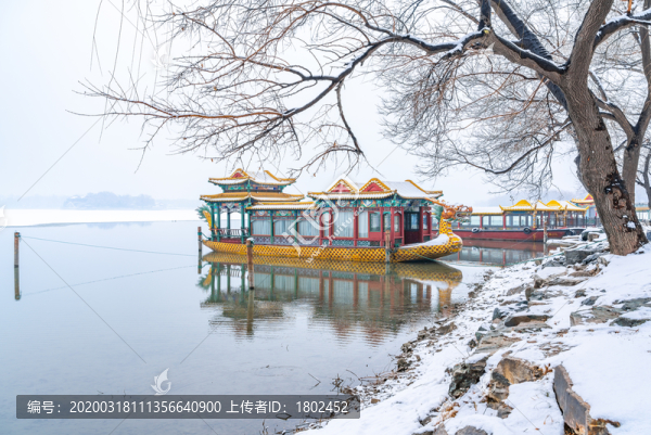 冬雪頤和園昆明湖上停泊的龍船