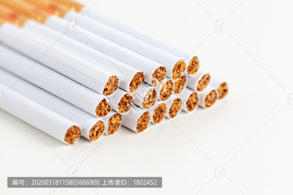 白色背景香煙特寫(xiě)