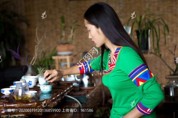 美女民族服飾泡茶