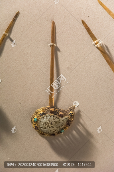 金累絲鑲寶石青玉鏤空鸞鳥(niǎo)牡丹簪