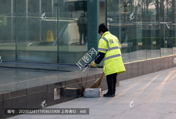 保潔員清掃垃圾