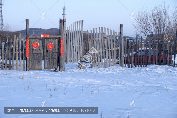林區(qū)木大門