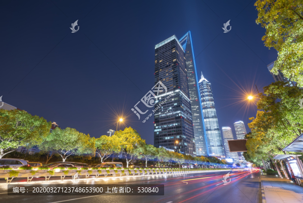 摩天大樓和廣場(chǎng)街道夜景