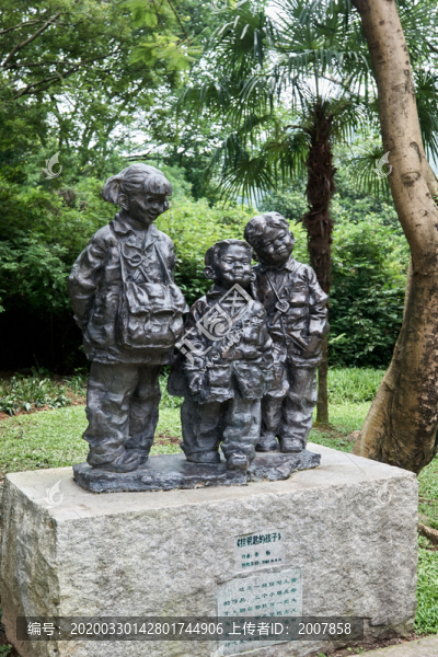 小孩雕像