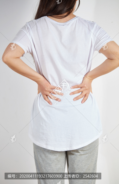 叉腰