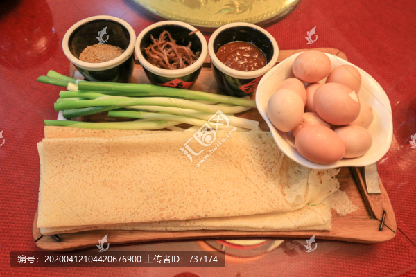 臨沂特色美食煎餅大蔥雞蛋
