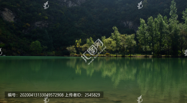 水岸與倒影