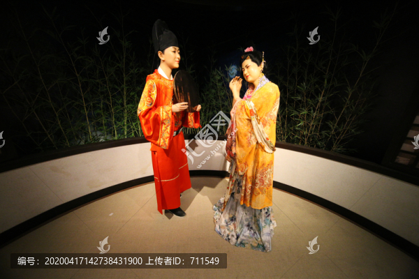 古人使用銅鏡梳妝