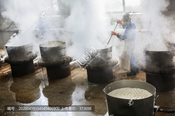 傳統(tǒng)釀酒蒸飯