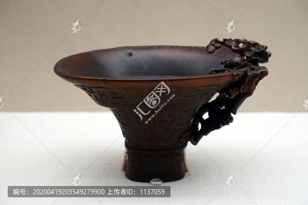 清代犀角雕蓮紋杯