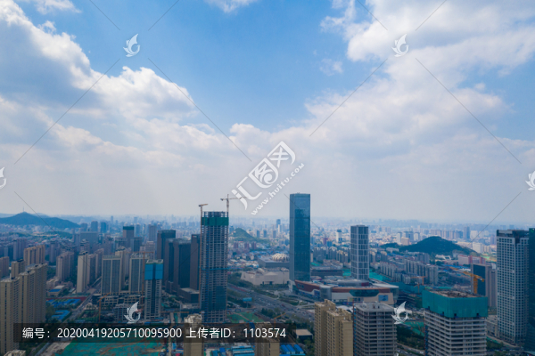 藍(lán)天白云下的濟(jì)南CBD13