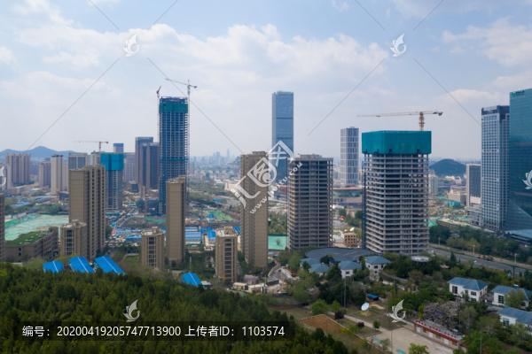 藍(lán)天白云下的濟(jì)南CBD17