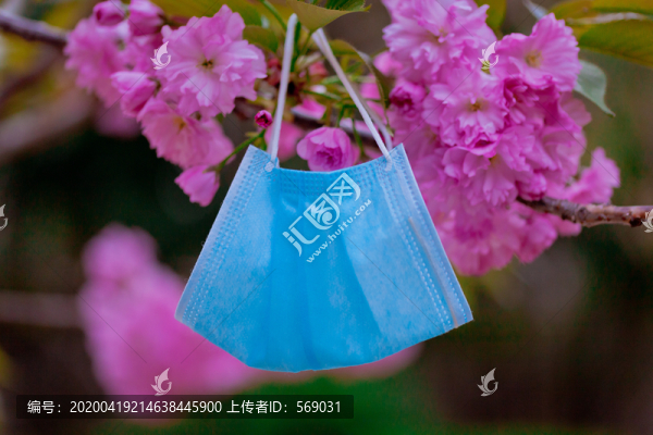 花叢中的一次性口罩